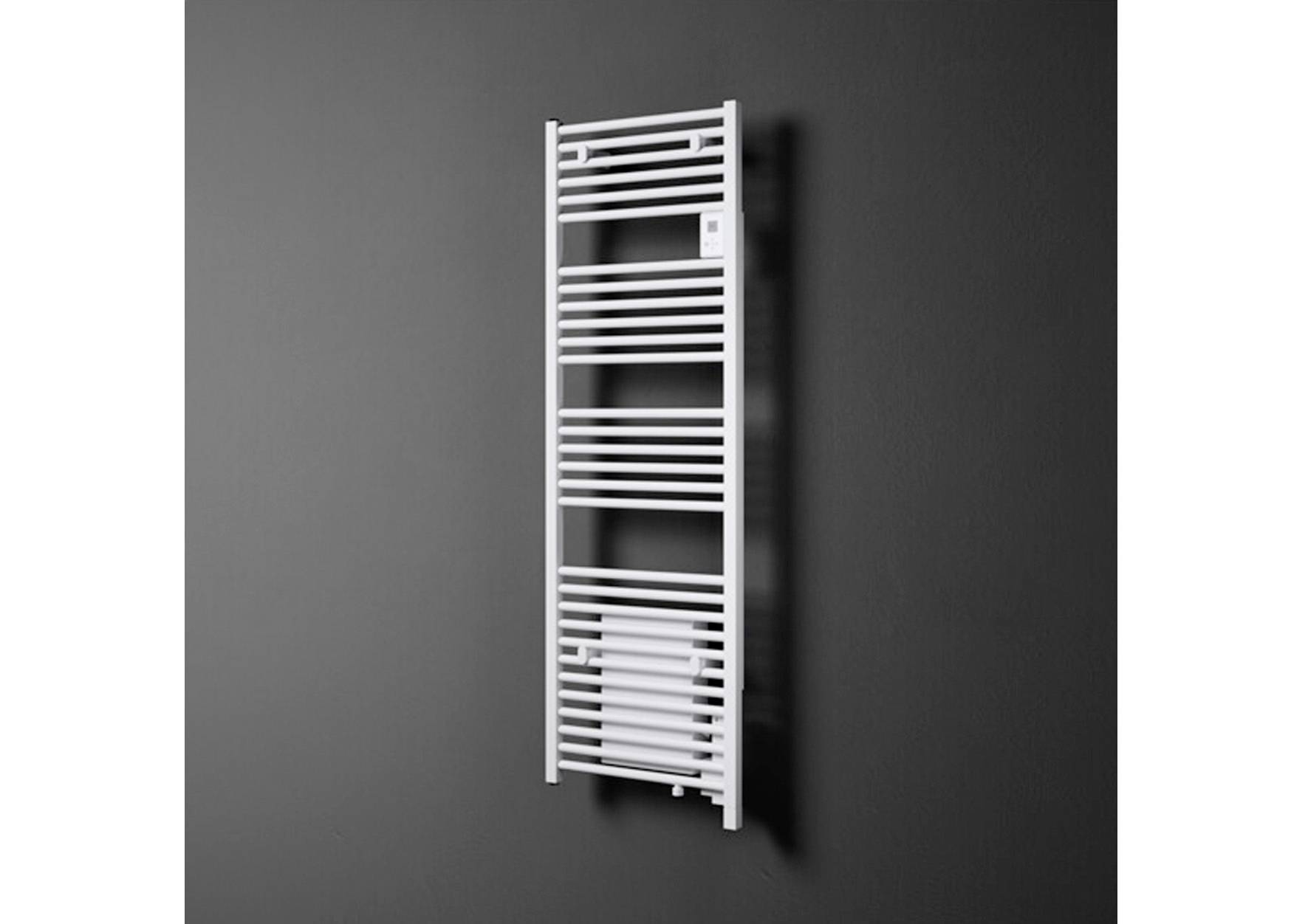 Ein weißer Handtuchheizkörper an einer dunklen Wand, vertikal montiert, mit mehreren horizontalen Streben. Geeignet für Badezimmer.