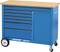 Ein blauer Werkzeugwagen mit sieben Schubladen und einer Tür. Er hat eine Holzarbeitsfläche und steht auf vier Rädern; zwei davon sind gebremst.
