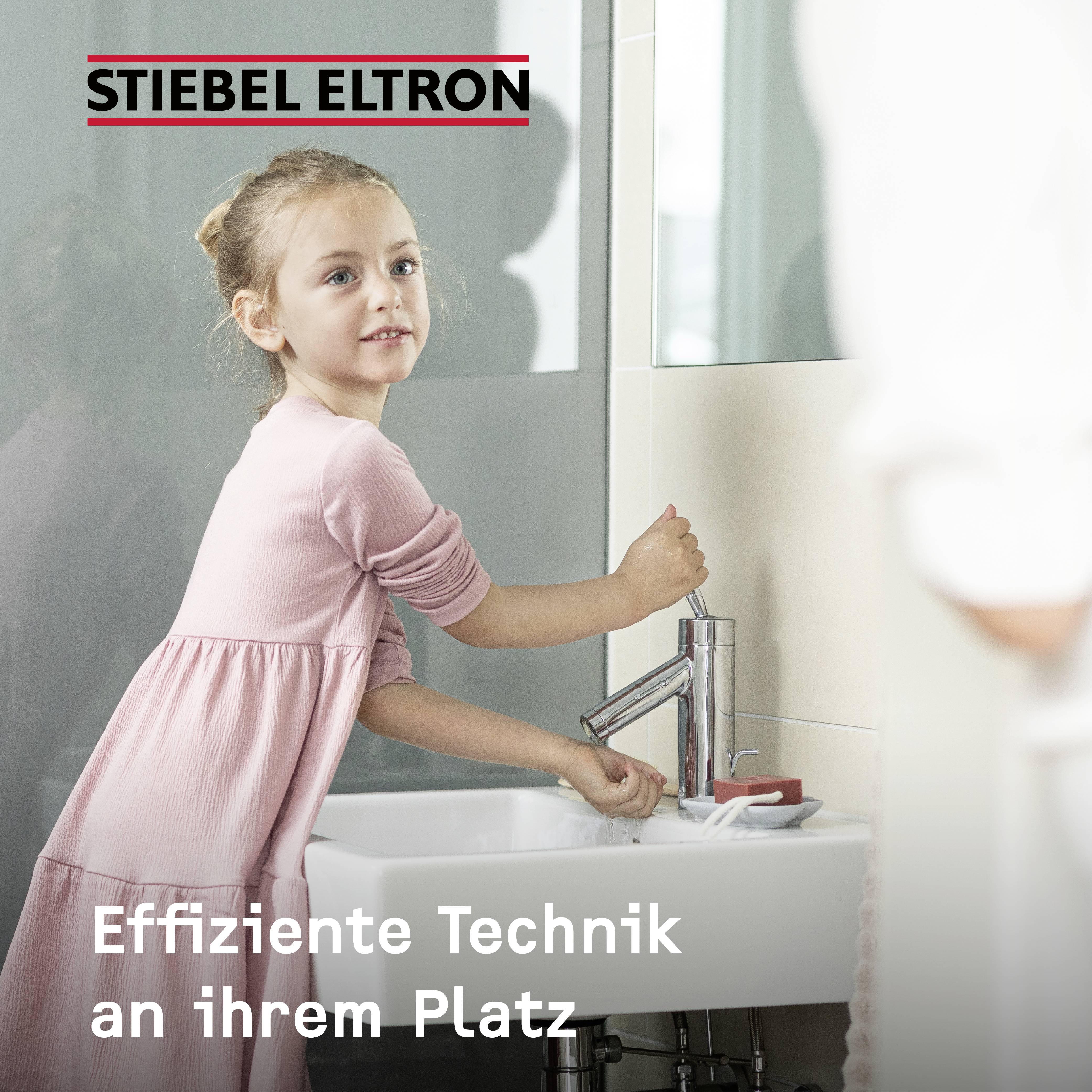 Ein Kind mit blonden Haaren steht an einem Waschbecken, das Wasser aus einem Wasserhahn läuft. Text: 'Effiziente Technik an ihrem Platz'.