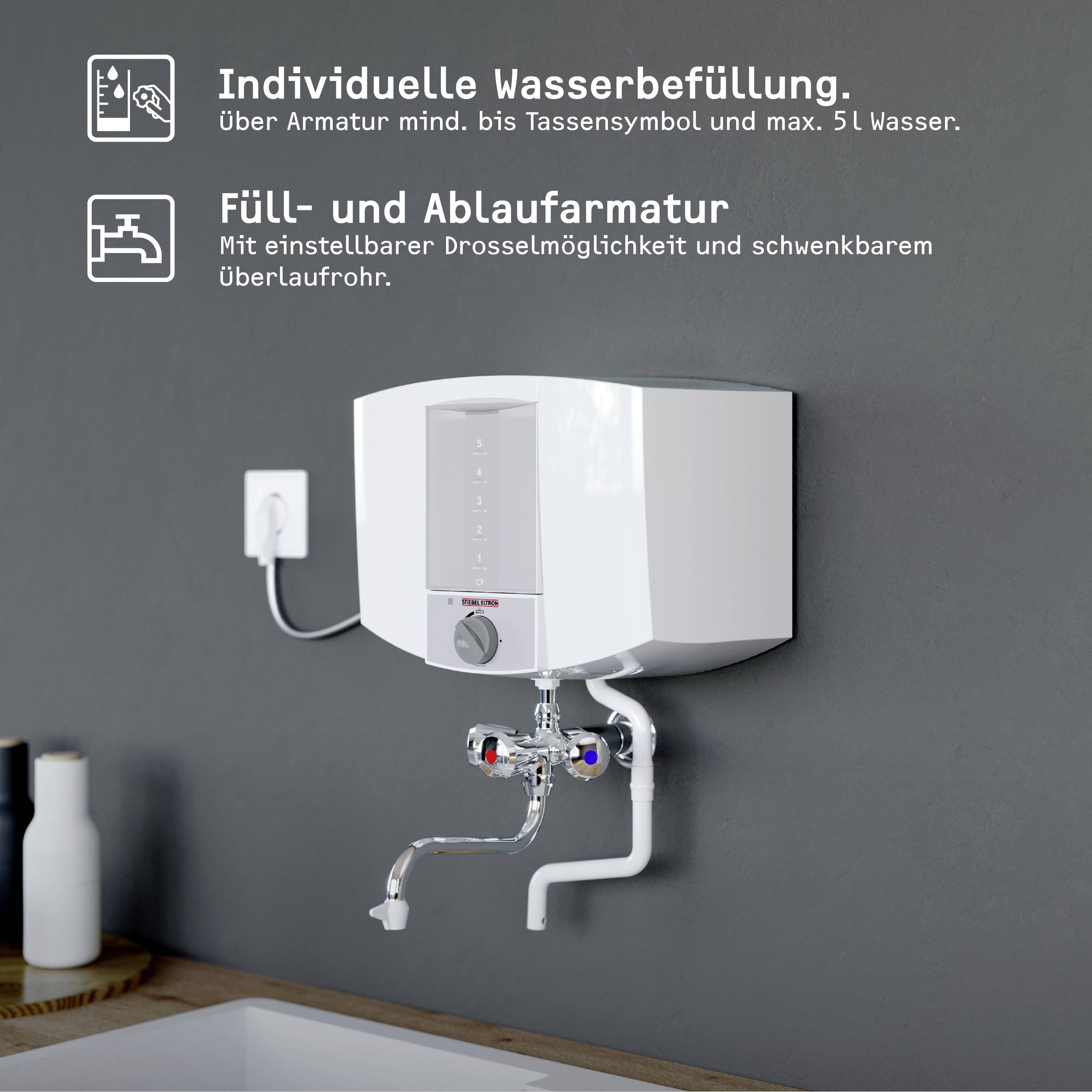Ein Wandboiler über einer Spüle, angeschlossen an eine Steckdose, mit zwei Wasserhähnen. Text beschreibt Funktionen des Geräts.