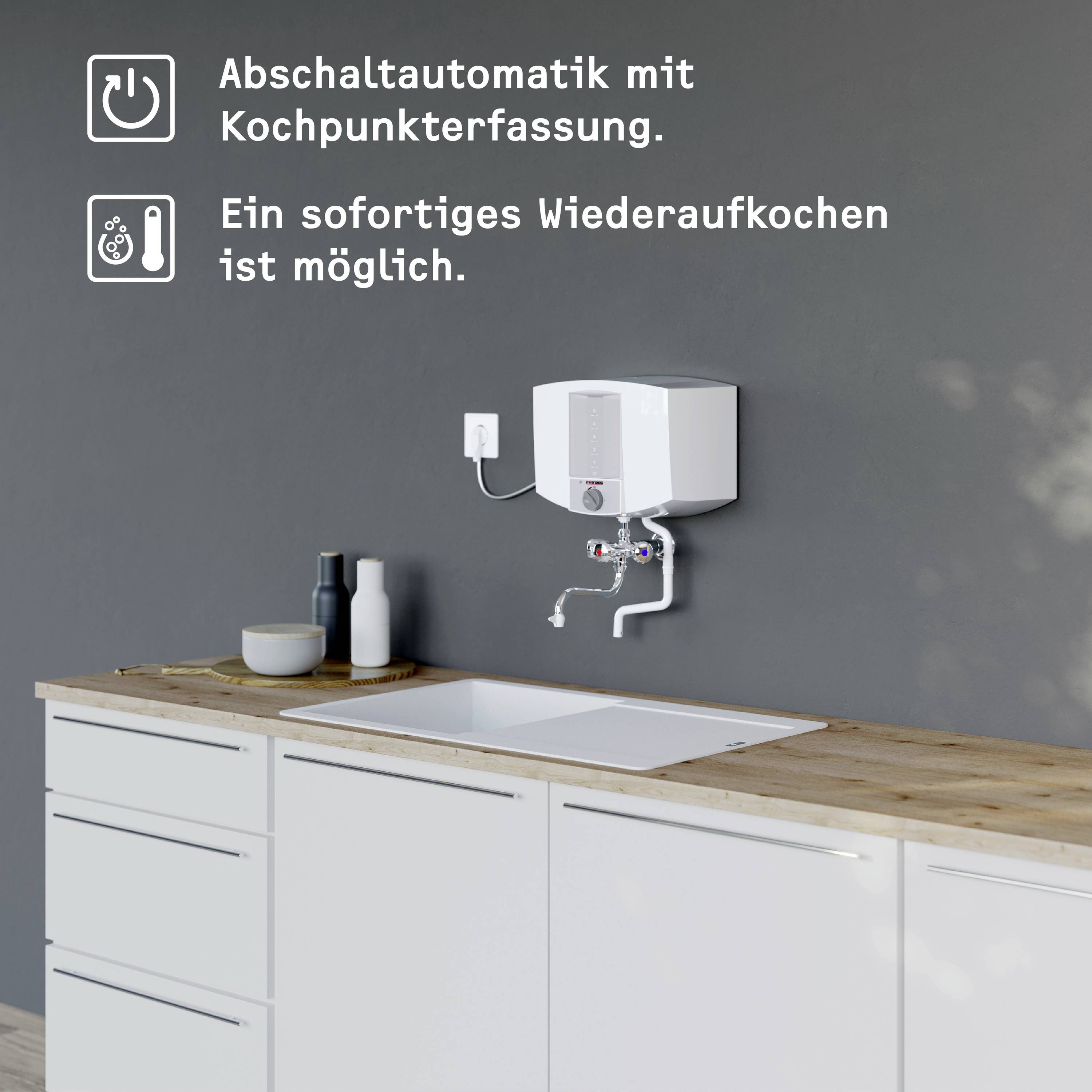 Ein Wasserboiler ist über einem Küchenspülbecken montiert. Text hebt die Abschaltautomatik und das sofortige Wiederaufkochen hervor.