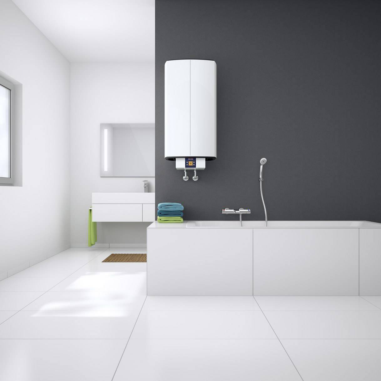 Ein modernes Badezimmer mit Badewanne, weißem Waschtisch und wandmontiertem Wasserboiler. Minimalistisches Design in hellen Farben.