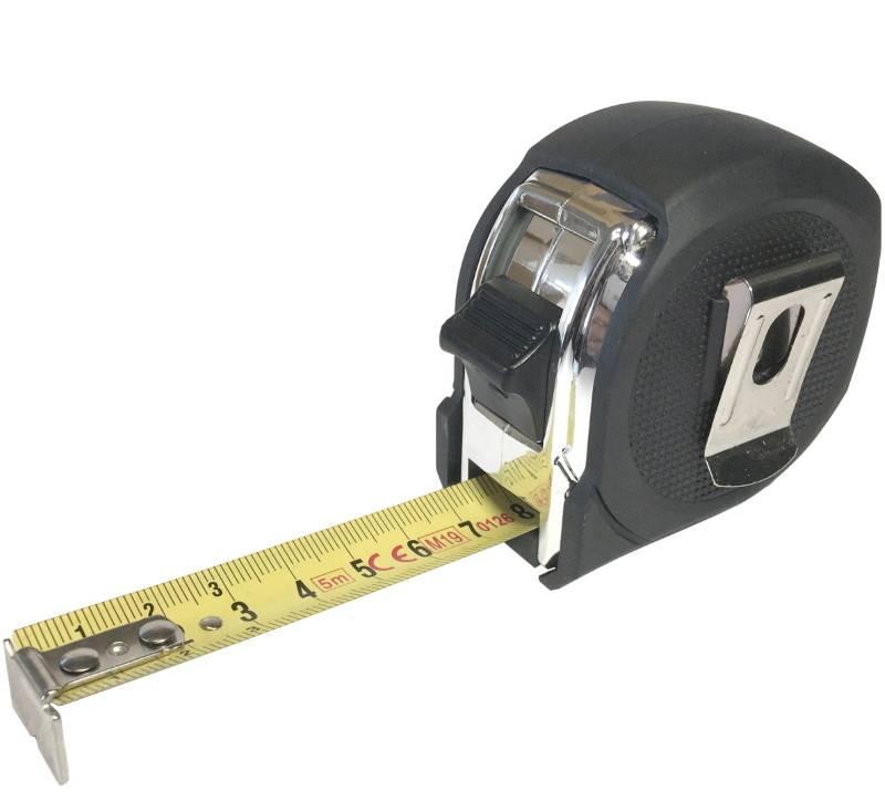 Ein ausgerolltes Maßband zeigt 4 Zentimeter auf der Skala, umgeben von einem schwarzen Gehäuse mit silbernen Akzenten.