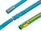 Drei Kabel in Schraubverbindung: zwei blaue mit Kupferleitungen und ein gelb-grünes. Zeigt sichere Isolierungsmethoden.