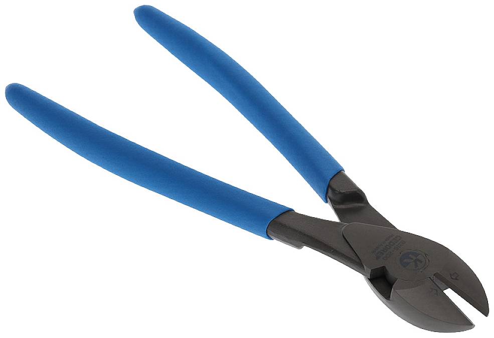 Seitenschneider mit blauem Griff auf weißem Hintergrund. Werkzeug aus Metall zum Schneiden von Drähten und Kabeln.