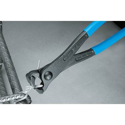 Eine Zange mit blauen Griffen schneidet einen dünnen Draht, der an einem Metallrahmen befestigt ist.