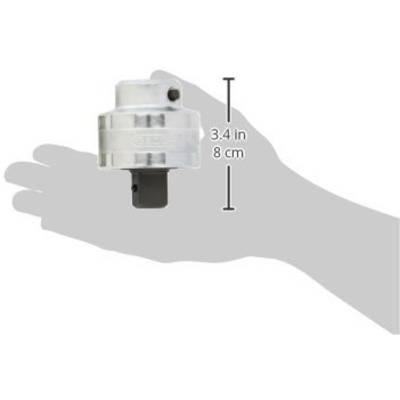 Kompakter Metalladapter, 8 cm Höhe, wird in einer Hand gehalten.