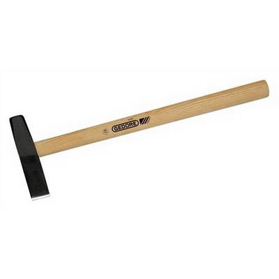 Ein Hammer mit Holzgriff und Metallkopf liegt schräg auf einer weißen Fläche. Der Griff trägt das 'GEDORE'-Logo.