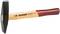 Ein Hammer mit rotem Holzgriff und schwarzem Metallkopf. Markierung 'GEDORE' auf dem Griff, hergestellt in Deutschland.