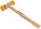 Ein Hammer mit einem Holzgriff und einem orangefarbenen Kunststoffkopf, geeignet für schonende Arbeiten ohne Metallverformung.