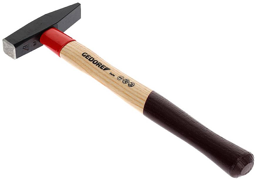 Ein Hammer mit Holzgriff und schwarzem Kopf. Der Griff hat rote und braune Farbakzente.