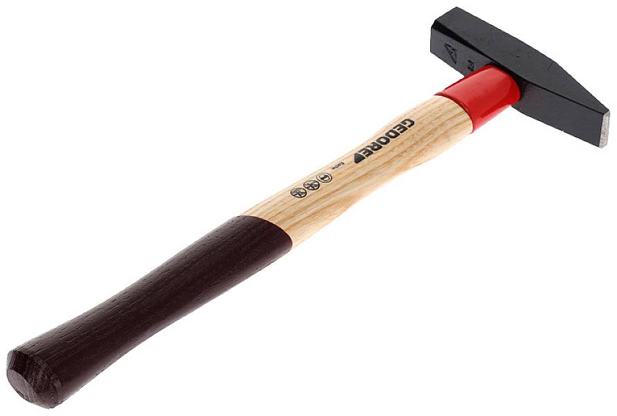 Ein Tischlerhammer mit einem hölzernen, zweifarbig lackierten Griff und flachem Kopf auf weißem Hintergrund.