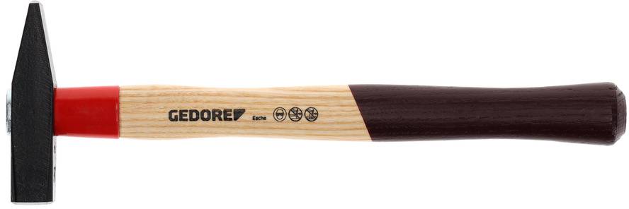 Ein Hammer mit Holzgriff und schwarzem Kopf. Die Marke 'Gedore' ist auf den Griff gedruckt. Der Griff ist zweifarbig: hellbraun und dunkelbraun.