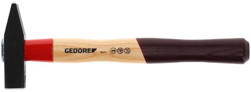 Ein Hammer mit Holzgriff und schwarzem Kopf. Der Griff hat rote und dunkelbraune Bereiche und ist mit dem Markennamen 'GEDORE' bedruckt.