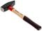 Ein Hammer mit rotem und dunkelbraunem Holzgriff. Der Metallkopf ist schwarz. Auf dem Griff steht 'GEDORE'.