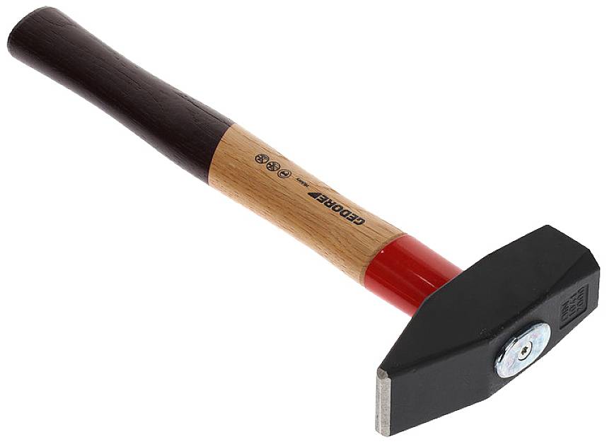 Ein Hammer mit Holzgriff und schwarzem Kopf liegt auf weißem Hintergrund. Der Kopf hat eine abgewinkelte, rechteckige Fläche.