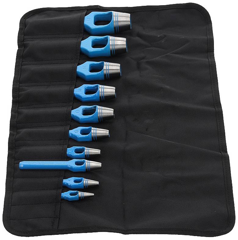 Satz mit acht blauen Schraubenschlüsseln in einer schwarzen Werkzeugtasche. Die Schlüssel sind nach Größe geordnet.