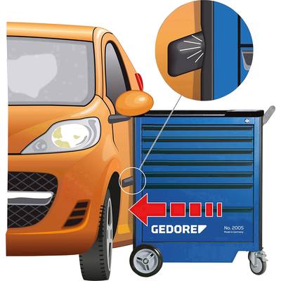 Ein orangefarbenes Auto stößt gegen einen blauen Werkzeugwagen. Ein Auszug zeigt den Türkontaktpunkt. Gedore-Logo und Pfeil auf der Seite.