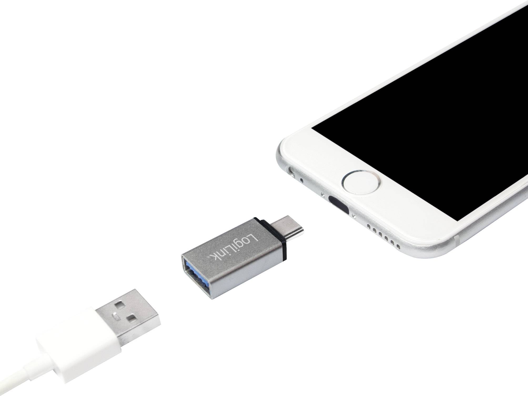 Ein Smartphone mit einem USB-C-Adapter und einem USB-Ladekabel, die nebeneinander liegen, bereit zum Verbinden.