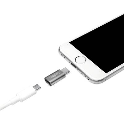 Ein Smartphone mit einem USB-C-Adapter und einem Ladekabel daneben, zeigt die Verbindungsmöglichkeit.