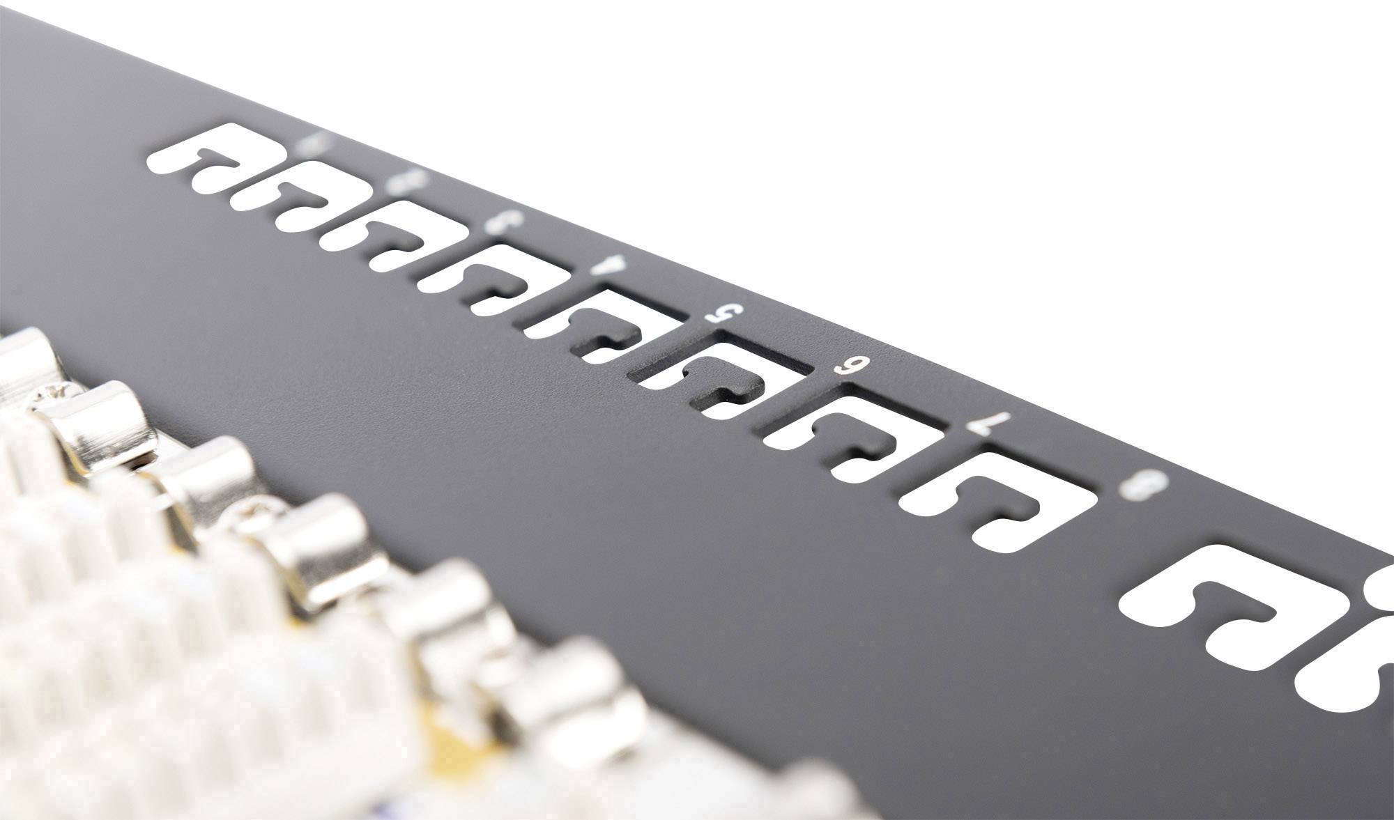 Nahaufnahme einer Platine mit sichtbaren weißen Steckverbindungen und aufgedruckten Zahlen von 3 bis 9 auf schwarzem Hintergrund.