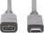Zwei USB-C-Stecker. Links ein weiblicher Stecker und rechts ein männlicher Stecker, beide grau und nebeneinander angeordnet.