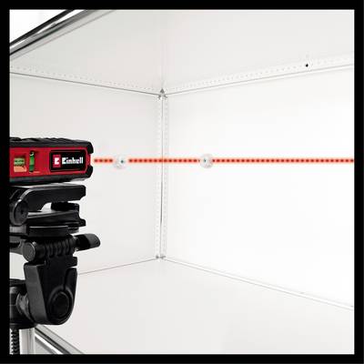 Ein Laser-Nivelliergerät beleuchtet eine rote Linie über eine weiße Oberfläche. Es wird von einem Stativ getragen.