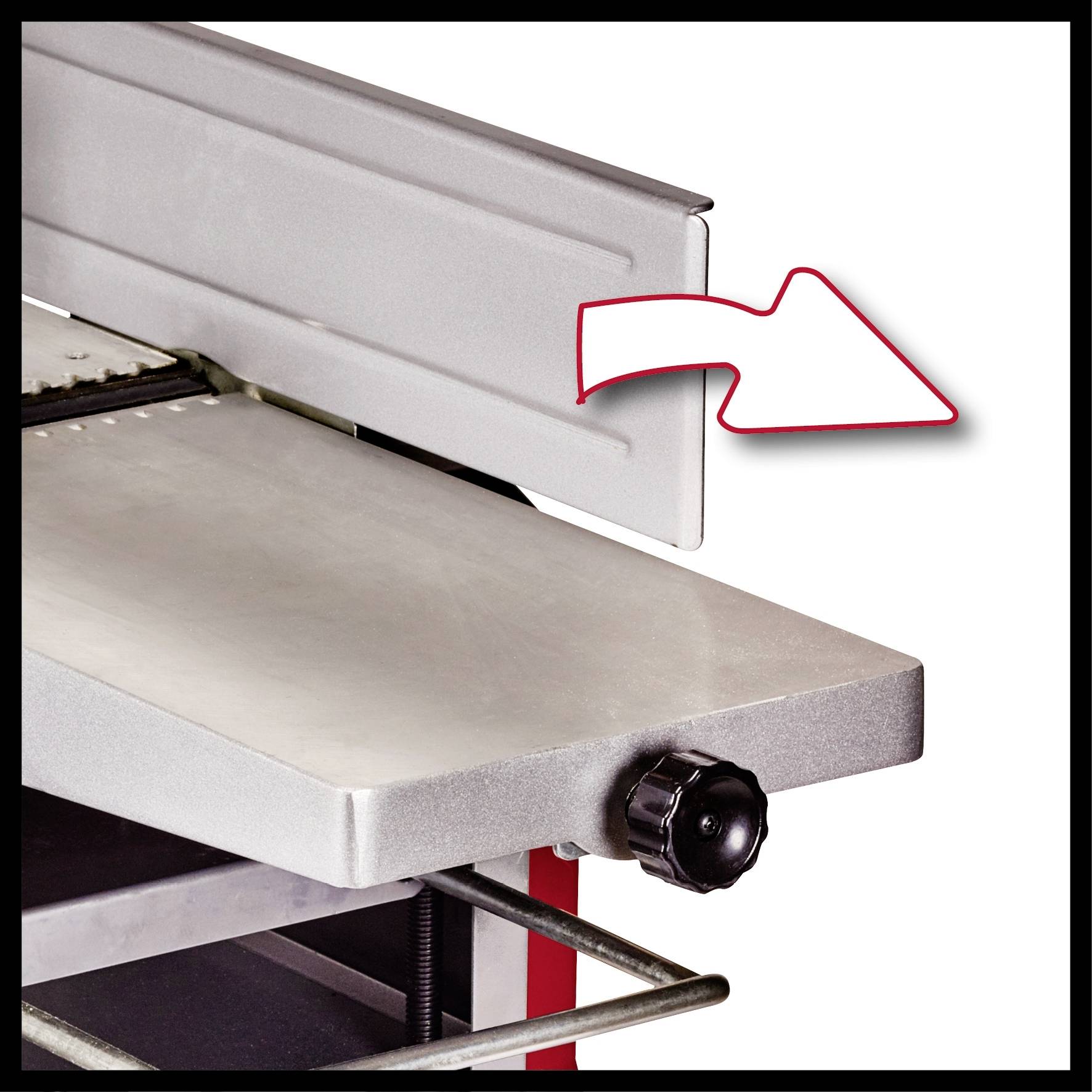 'Sägeblattabdeckung' zeigt Schutzvorrichtung für Tischsäge an, um Sicherheit beim Betrieb zu gewährleisten. Rote Pfeile markieren die relevante Stelle.