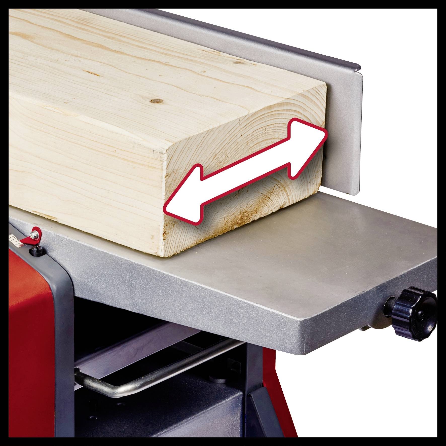 Holzblock wird von Hobelmaschine bearbeitet. Rote Pfeile zeigen auf Dicke des Holzes, veranschaulichen Anpassungsfähigkeit des Geräts. Gerät hat Metall- und Holzoberfläche.