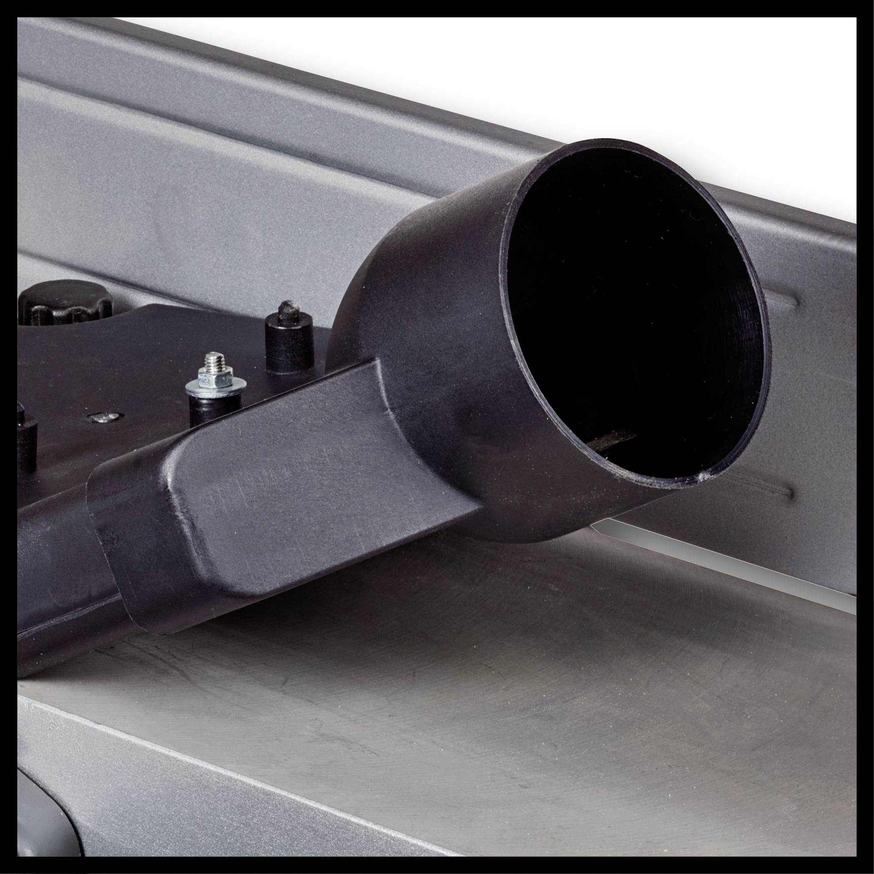 Ein schwarzes Rohr ist an einem metallischen Gerät befestigt. Schrauben und Muttern sind sichtbar. Vorderansicht eines technischen Teils.