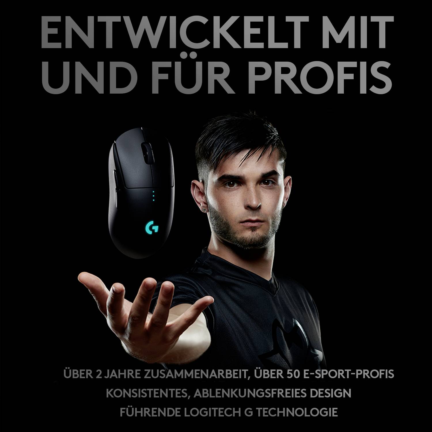 Ein Mann hält eine schwarze Gaming-Maus in der Hand. Text oben: 'Entwickelt mit und für Profis'. Unten: Zusammenarbeit mit E-Sport-Profis, Logitech G Technologie.