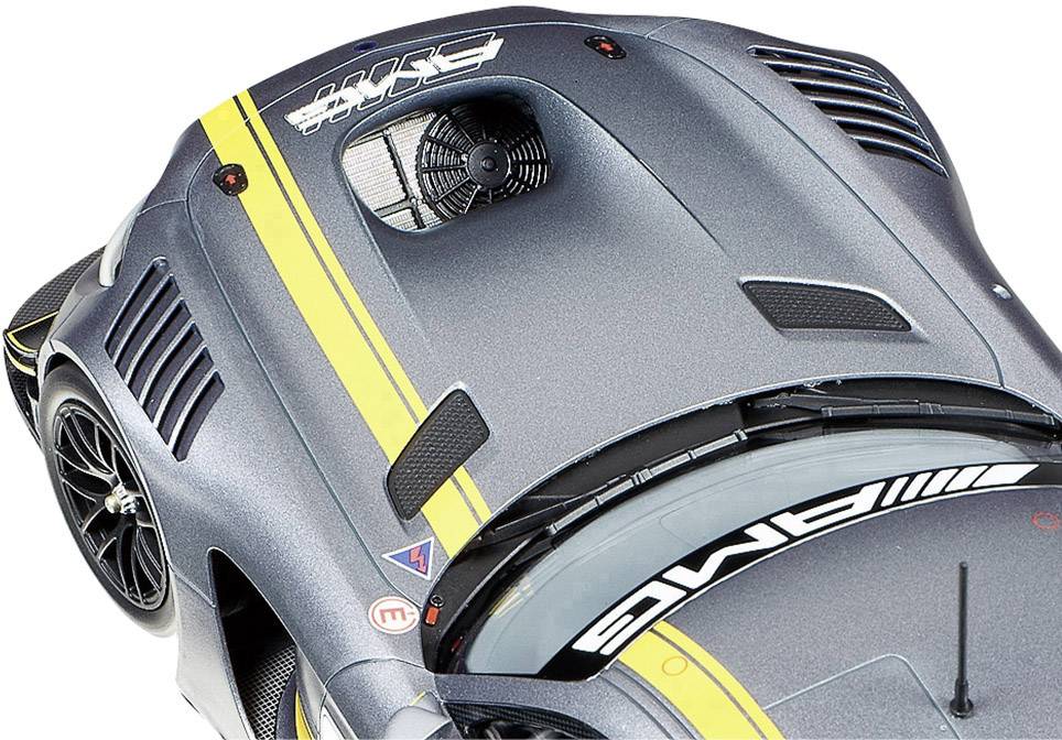 Sportwagen mit grauer Karosserie und gelben Rennstreifen. Sicht auf Motorhaube mit Lüftungsschlitzen und markantem Logo.