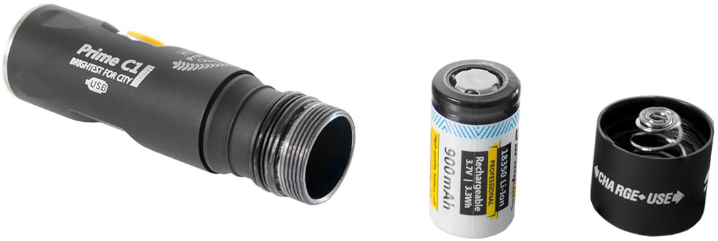 Zerlegte Taschenlampe mit Gehäuse, herausnehmbarer wiederaufladbarer Batterie und Batteriefachabdeckung, vor weißem Hintergrund.