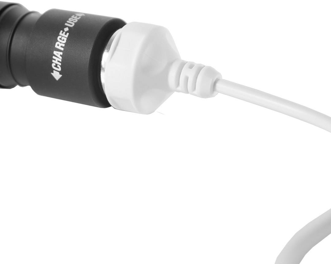 Weißes USB-Ladekabel, das in ein schwarzes Gerät eingesteckt ist, mit Hinweis 'CHARGE - USB'.