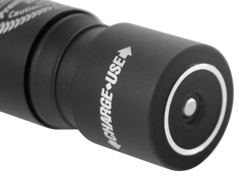 Schwarze Taschenlampe zeigt Schalter mit den Aufschriften 'CHARGE' und 'USE', die die Betriebsmodi kennzeichnen.