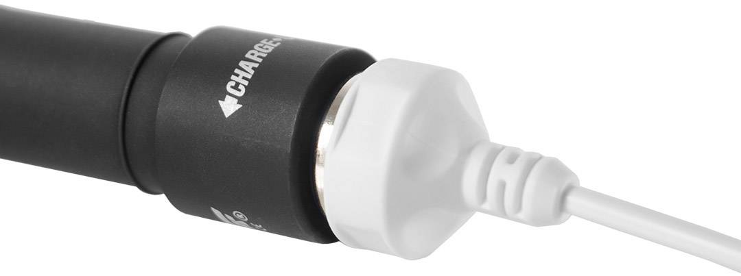 Elektrisches Gerät mit angeschlossenem Ladekabel. Der Schriftzug 'CHARGE' und ein Pfeil zeigen die Ladeposition an.
