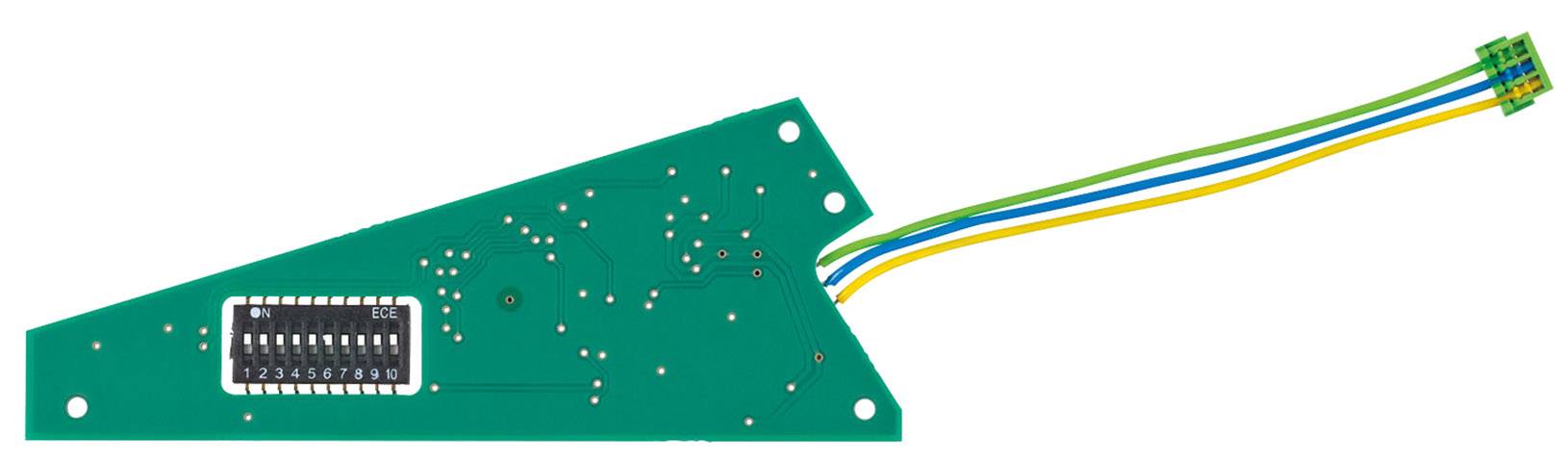 Grüne elektronische Platine mit schwarzem Chip und vier angeschlossenen Kabeln in verschiedenen Farben.