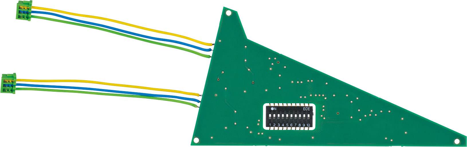 Grüne, dreieckige Leiterplatte mit zwei Kabelbündeln und schwarzem elektronischem Bauteil.