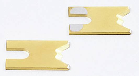 Zwei goldfarbene Klingen mit gezackten Kanten liegen auf einer weißen Oberfläche.