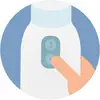 Ein Finger drückt auf den Knopf eines kleinen Geräts in einer blauen Flasche.