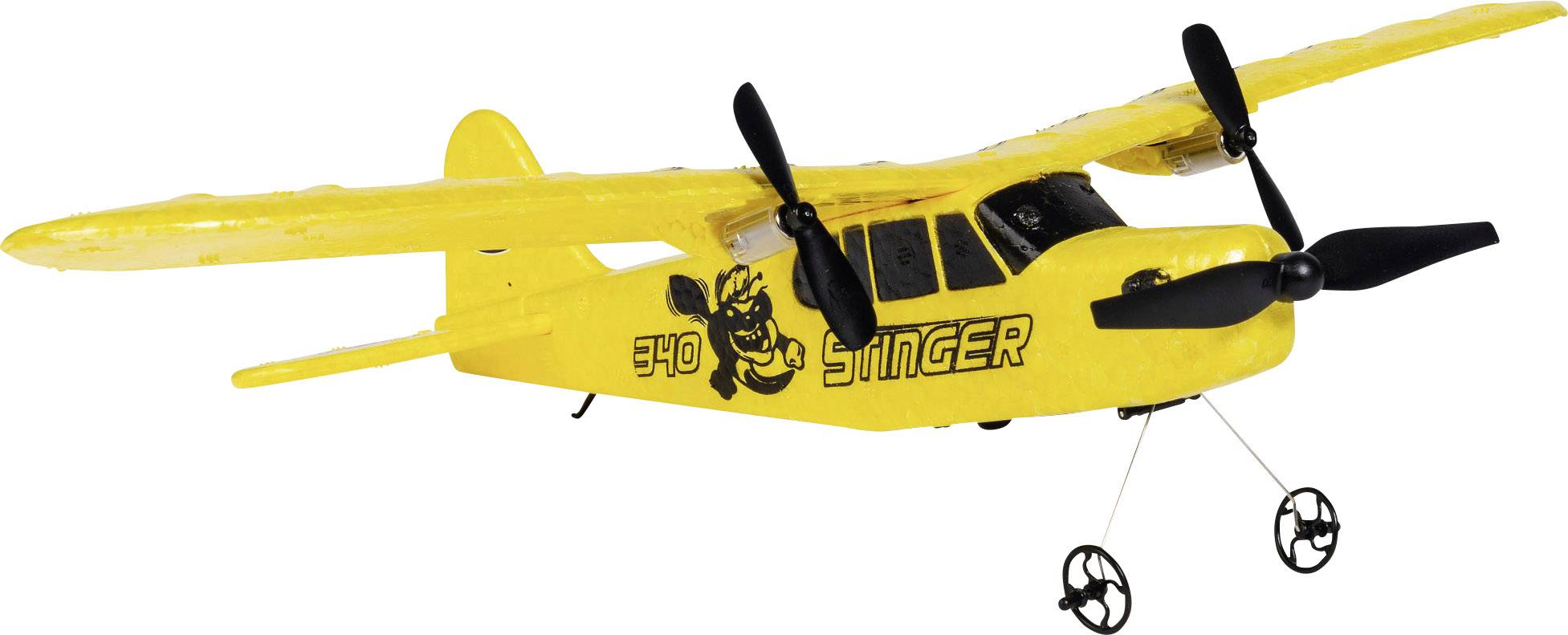 Gelbes Modellflugzeug mit der Aufschrift 'Stinger' auf der Seite, zwei Propeller, Stützräder vorne.