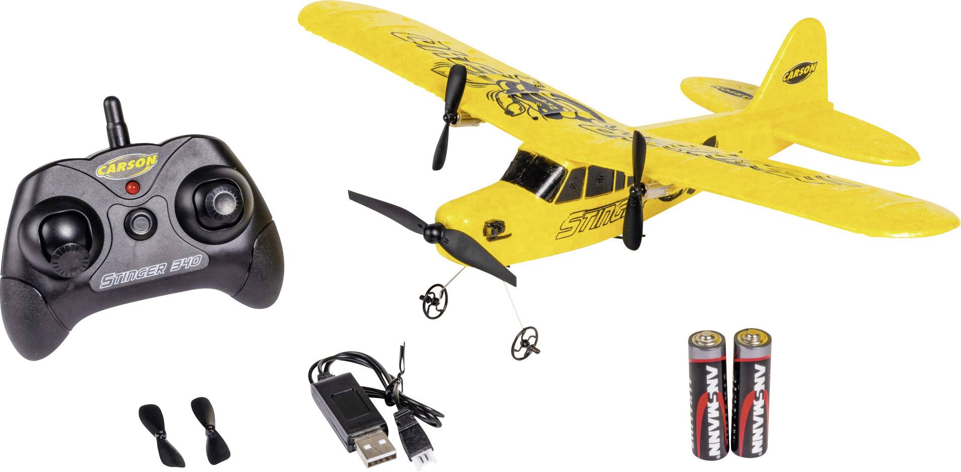 Spielzeugflugzeug mit gelbem Design, Funkfernsteuerung, USB-Ladegerät, Ersatzpropeller und zwei Batterien.