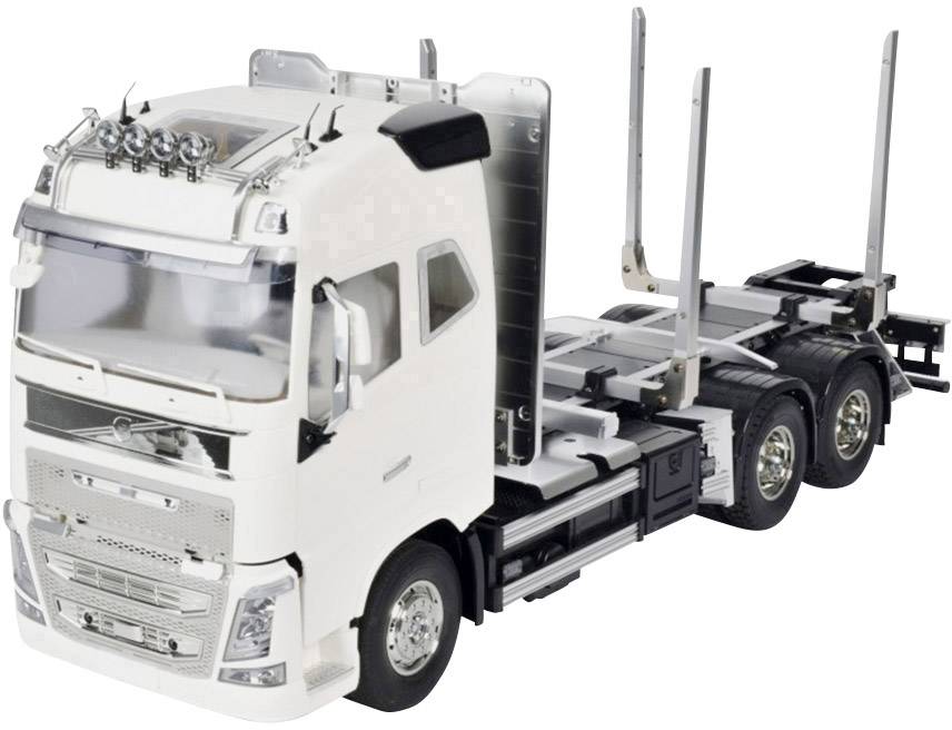 Ein weißer Lastwagen mit leeren Holzstangen auf der Ladefläche, geeignet für den Transport von Baumstämmen.