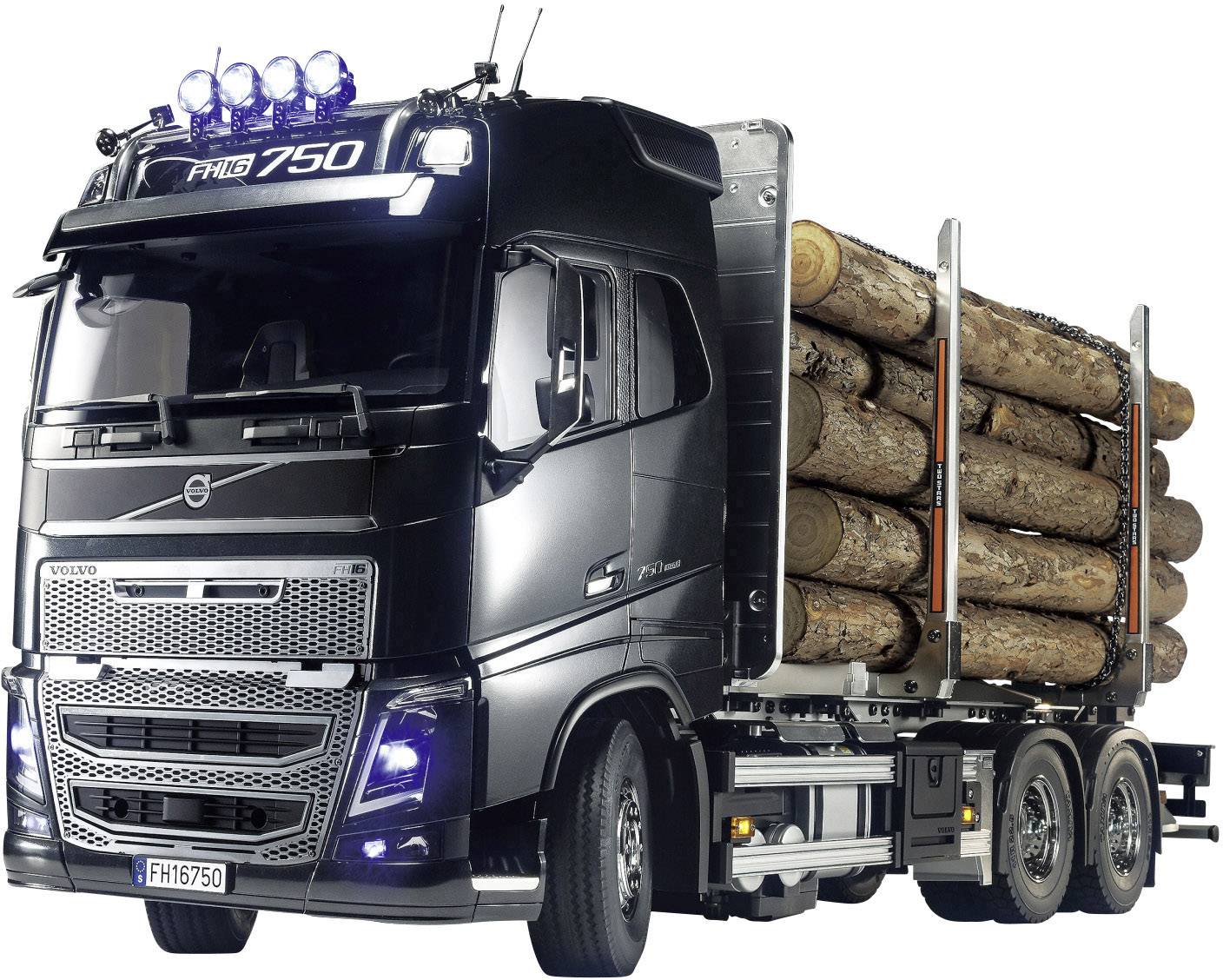 Schwarzer Holztransporter mit Baumstämmen auf dem Anhänger, stark beleuchtet, zeigt die Größe und Ladefähigkeit des Fahrzeugs.