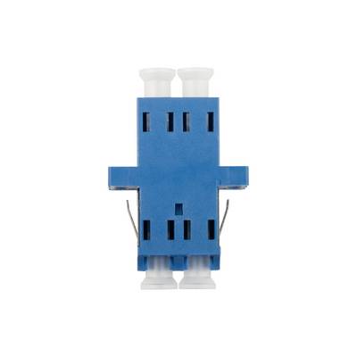 Ein blauer Kunststoffadapter mit vier rechteckigen Ausschnitten und zwei weißen Anschlüssen oben, wird zur Verbindung von Glasfaserkabeln verwendet.
