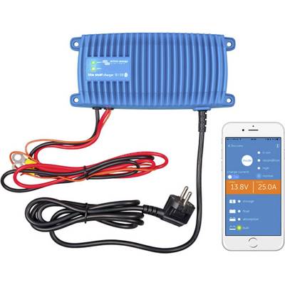 Blauer Batterieladegerät zeigt Ladestatus an. Smartphone daneben zeigt auf dem Bildschirm: Spannung 13.8V und Strom 25.0A. Kabel verbinden Ladegerät.