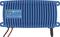 Blaues Ladegerät mit der Aufschrift 'blue smart charger 12/25'. Zwei Statusleuchten zeigen 'power' und 'status' an, mit roten Kabeln unten links.