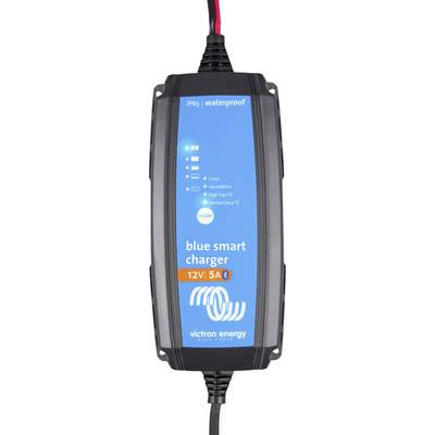 Wasserfester 12V/5A Blue Smart Charger von Victron Energy. Zeigt Ladeanzeigen an. Hauptschalter; Aufschrift 'mode'.