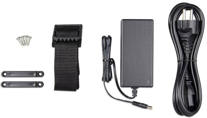 Ein Kabel, Netzteil, Schrauben, Gurt und Halterungsstücke, vermutlich zum Anbringen und Betreiben eines elektronischen Geräts.