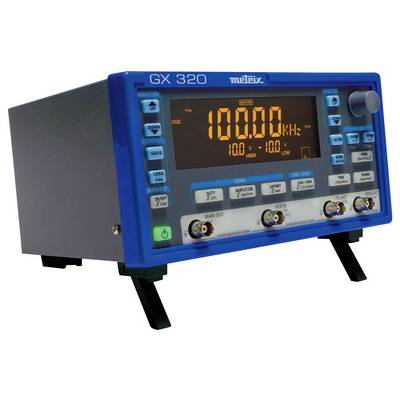 Signalgebergerät mit grauem Gehäuse und blauem Frontpanel. Digitalanzeige zeigt '100.000 kHz'. Knöpfe für Frequenzeinstellung sichtbar.